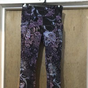 Lululemon legging like new condition size 6 multi colored 23" inseam pockets